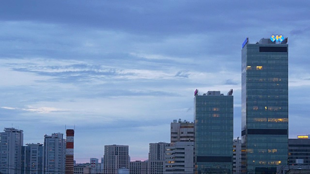 俄罗斯黄昏天空莫斯科城市屋顶城市景观全景4k