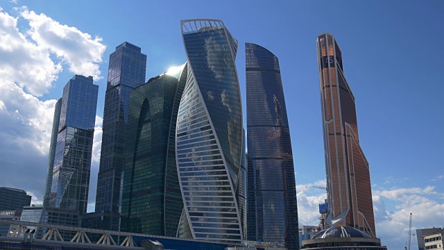 俄罗斯阳光明媚的夏日莫斯科城市现代街区河滨全景4