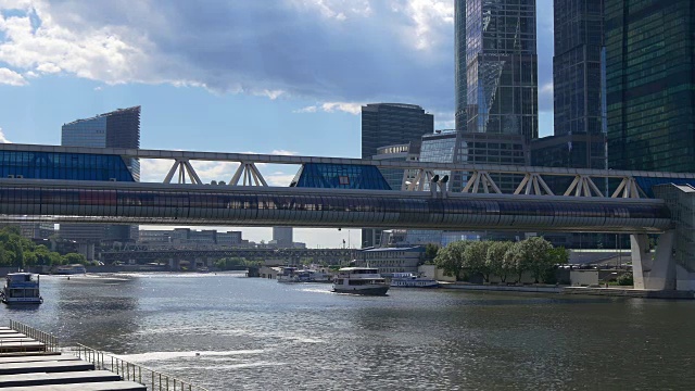 俄罗斯阳光明媚的夏日莫斯科城市现代街区人行天桥全景4k