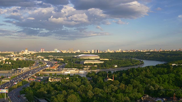 详情图-俄罗斯日落时间莫斯科著名的卢日尼基体育场麻雀山屋顶全景4k