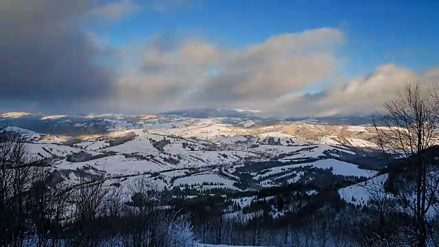 山上的滑雪缆车时光流逝