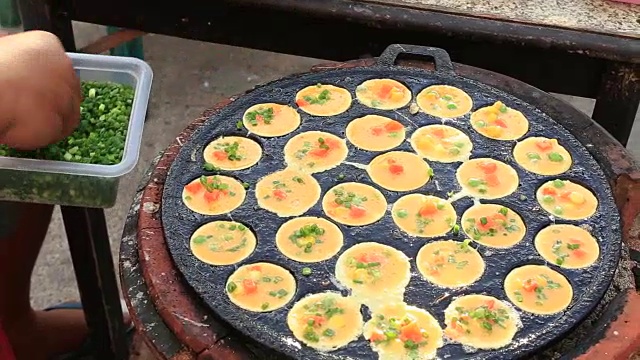 泰国街头小吃，鹌鹑蛋煎蛋在泰国食品市场出售