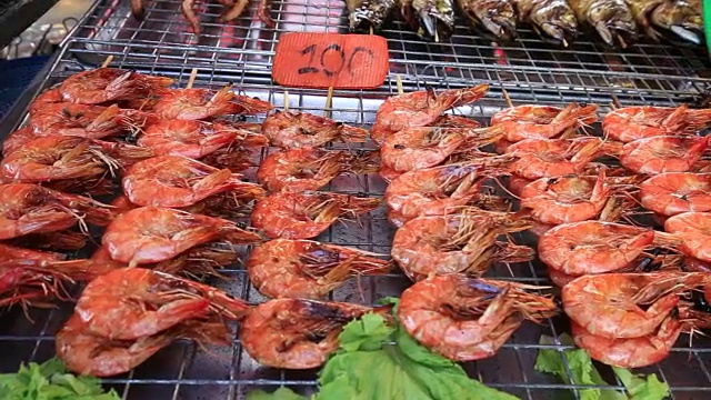 街头交易食品:在泰国夜市的烤肉串上炸虾