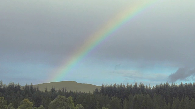 苏格兰高地雨后的彩虹