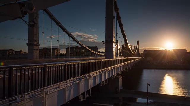 夕阳余晖莫斯科著名的克里姆斯基桥河畔全景4k时间流逝俄罗斯