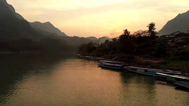 详情图-琅勃兰邦，老挝，琅勃兰邦，河流，青山。橙色的日落。