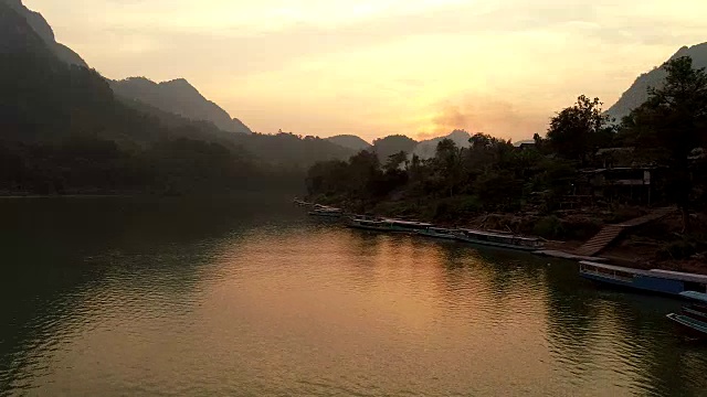 详情图-琅勃兰邦，老挝，琅勃兰邦，河流，青山。橙色的日落。