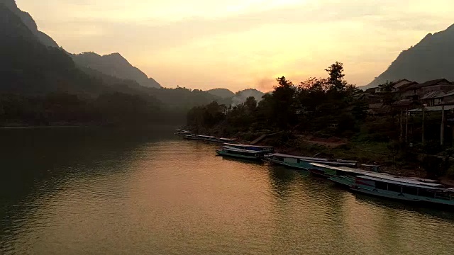 详情图-琅勃兰邦，老挝，琅勃兰邦，河流，青山。橙色的日落。