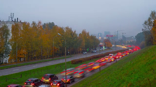 早上城市道路上的交通堵塞，延时拍摄