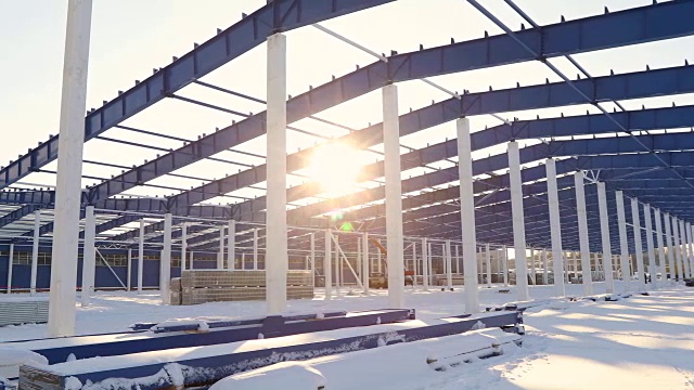 建设一个现代化的工厂或仓库，现代的工业外观，全景，现代的仓库建筑场地，钢结构的一个新的商业建筑