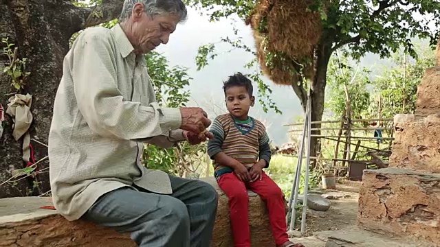 印度人给可怜的小孩喂食物。