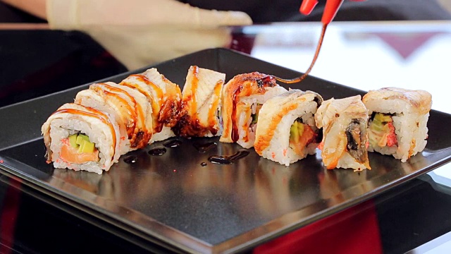 詳情圖-廚師壽司的特寫水醬油。餐廳里的壽司