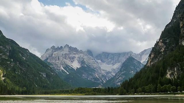 云在高山和高山湖泊的山峰上移动。间隔拍摄