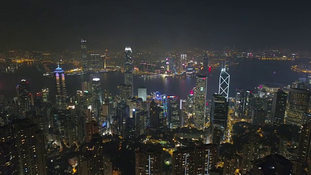 夜色照亮了香港城湾著名的4k中国航拍全景