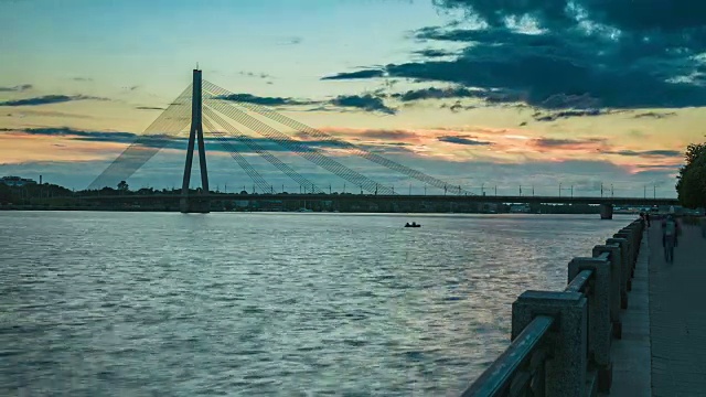 里加吊桥的夏季日落时间