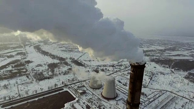 飞越式大型管道厂用于生产热能架空。令人惊叹的空中天桥的工厂，烟囱，工业能源工厂。