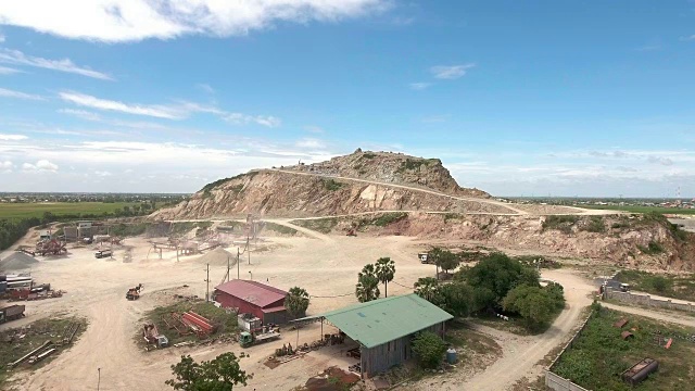 在一个采石场，用无人机拍摄的建筑和大量机械工作。
