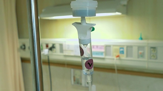 在医院病房里静脉滴注