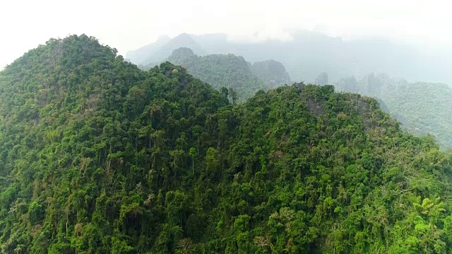 景观山Vang Vieng村与石灰岩山，老挝