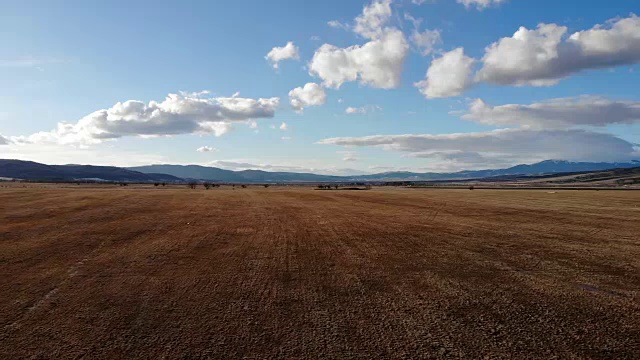 日落时农田的鸟瞰图。