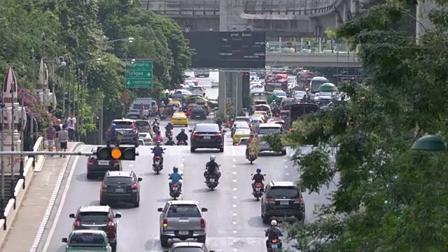 详情图-移动的汽车和人在路上。泰国曼谷的交通状况。