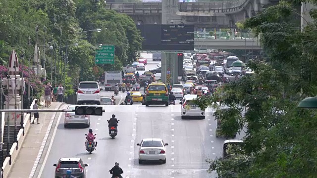 详情图-移动的汽车和人在路上。泰国曼谷的交通状况。