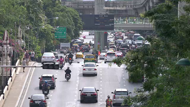 详情图-移动的汽车和人在路上。泰国曼谷的交通状况。