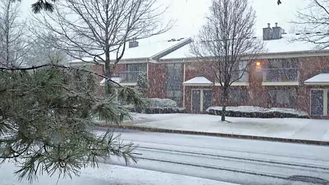 在冬季暴风雪期间拍摄的一个居民区。FullHD电影片段