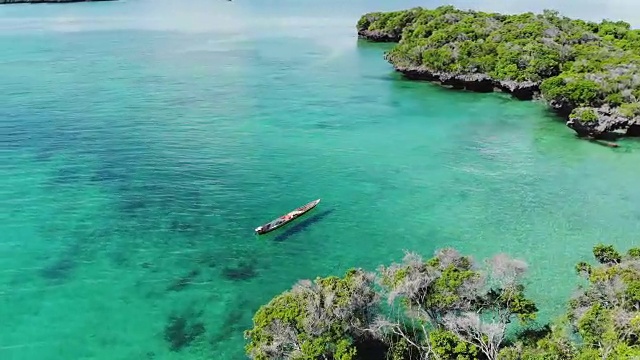 鸟瞰美丽的热带岛屿海滩，清澈湛蓝的珊瑚礁海水