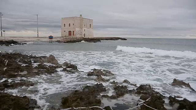 海岸全景与塔和海与波浪