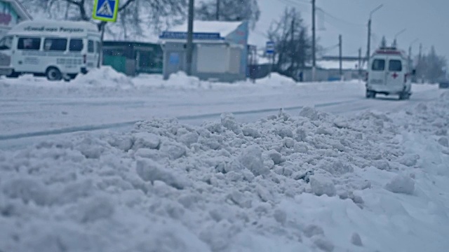 救护车在一个冬天下雪的日子在城市街道上吃药