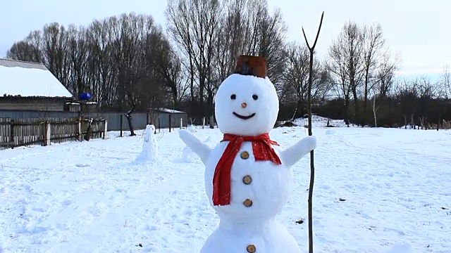 雪人快乐。圣诞雪人在花园里