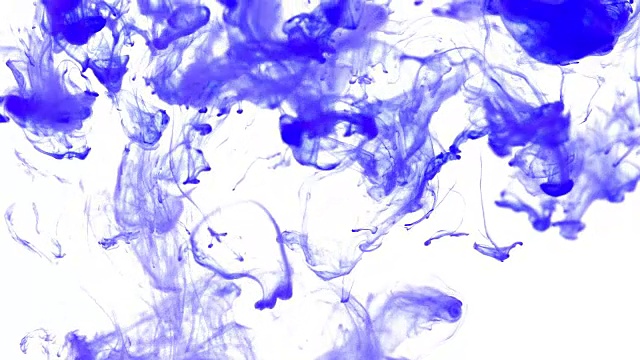 特写亮蓝色水滴中的水，抽象运动的水彩墨溅背景，分辨率为4K Dci
