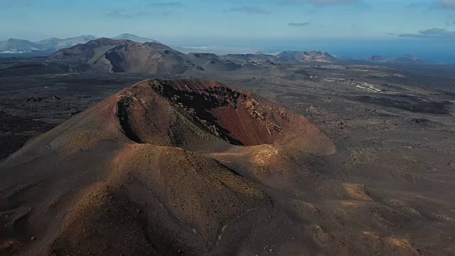 在西班牙加那利群岛兰萨罗特提曼法亚国家公园附近的火山周围飞行