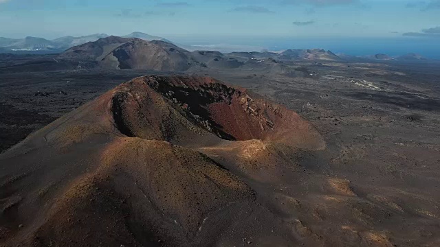 详情图-在西班牙加那利群岛兰萨罗特提曼法亚国家公园附近的火山周围飞行