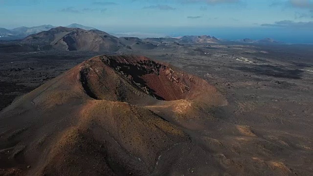 详情图-在西班牙加那利群岛兰萨罗特提曼法亚国家公园附近的火山周围飞行