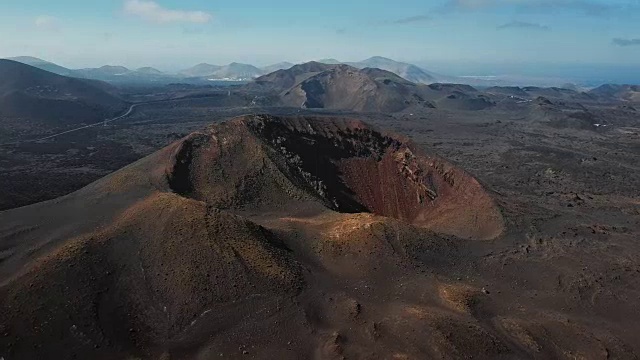 详情图-在西班牙加那利群岛兰萨罗特提曼法亚国家公园附近的火山周围飞行