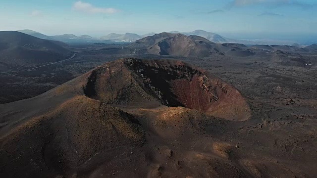 详情图-在西班牙加那利群岛兰萨罗特提曼法亚国家公园附近的火山周围飞行