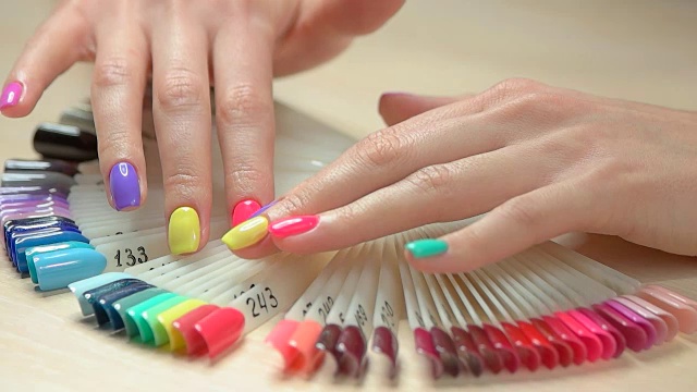 手选指甲颜色，动作慢。