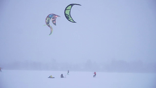 冬天的雪地上放风筝。降雪