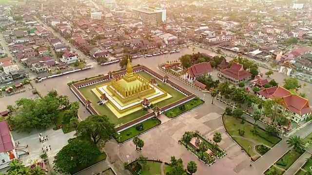 无人机拍摄的4k视频鸟瞰图Wat Phra That Luang，万象，老挝人民民主共和国。