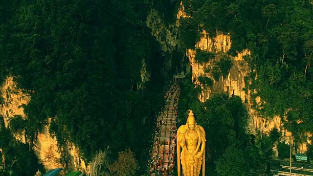 马来西亚的拔都石窟寺庙在泰国普萨姆节的晚上