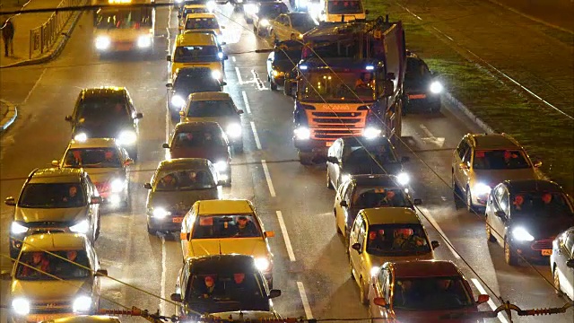晚上在路上撞车。汽车事故。交通在城市。间隔拍摄。公路夜景与市区交通夜景，时光流逝。4 k UHD。