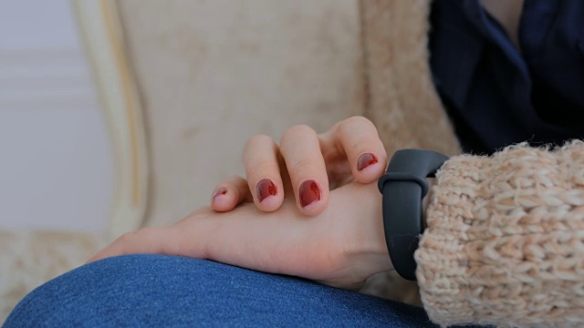 详情图-年轻女子使用可穿戴智能健身追踪器