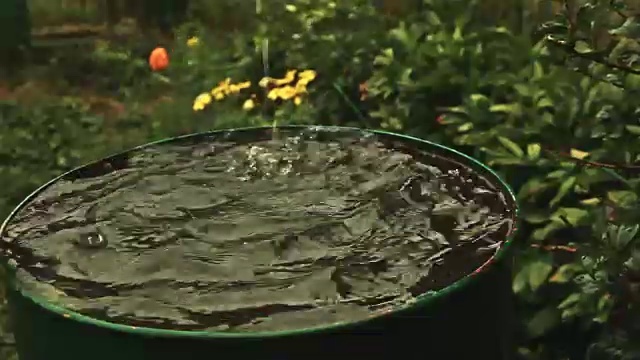 下雨时，雨水会装满水桶。