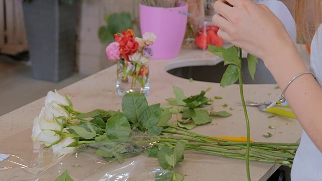 专业花艺师在花艺工作室工作
