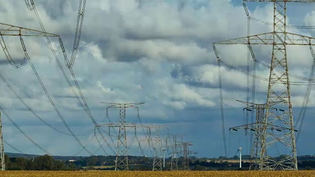 全景高压电线的时间流逝