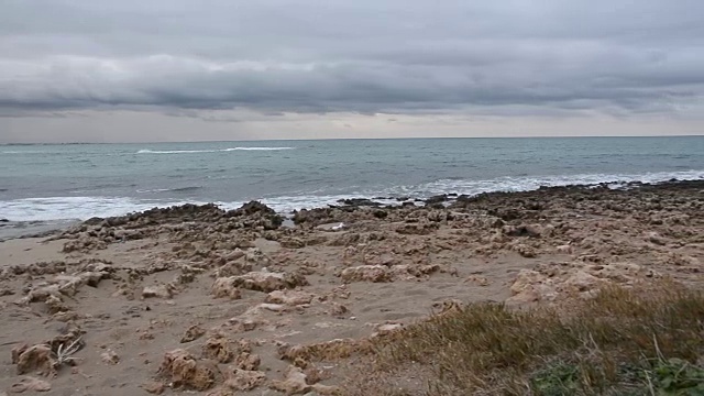 冬天暴风雨前的荒芜海滩