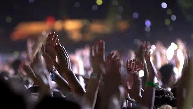 音乐会的掌声。