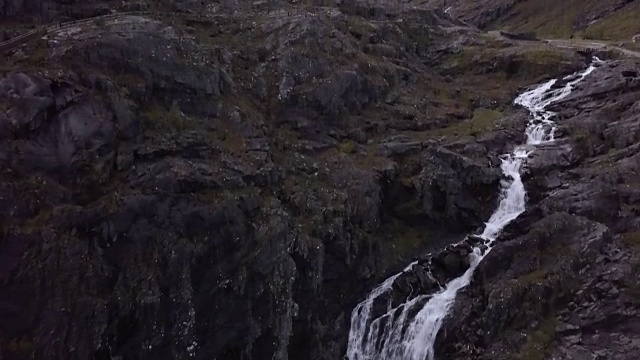 4K鸟瞰图大奔流瀑布在山雾，岩石，树木，森林